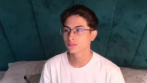 Snapshot of aaron_eze chatting on 26, 4, 2026 Aaron Ezequiel online show from 26, 4, 2026