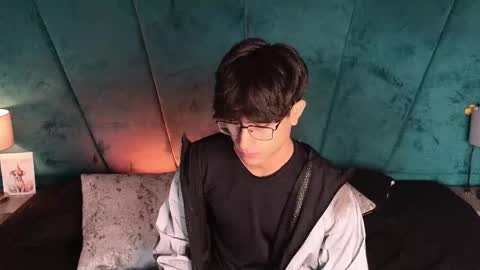Snapshot of aaron_eze chatting on 2, 5, 2026 Aaron Ezequiel online show from 2, 5, 2026