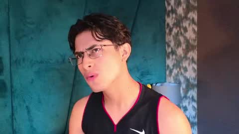 Snapshot of aaron_eze chatting on 5, 5, 2026 Aaron Ezequiel online show from 5, 5, 2026