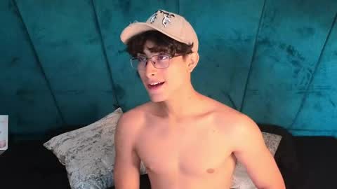Snapshot of aaron_eze chatting on 6, 5, 2026 Aaron Ezequiel online show from 6, 5, 2026