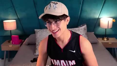 Snapshot of aaron_eze chatting on 22, 5, 2026 Aaron Ezequiel online show from 22, 5, 2026