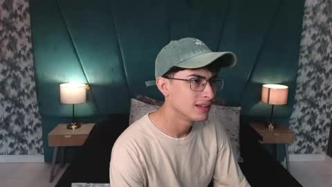 Snapshot of aaron_eze chatting on 12, 6, 2026 Aaron Ezequiel online show from 12, 6, 2026