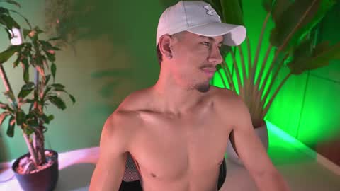 Snapshot of aaronfox_ chatting on 4, 4, 2026 AARON online show from 4, 4, 2026