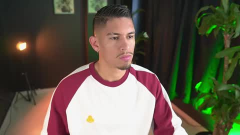 Snapshot of aaronfox_ chatting on 9, 4, 2026 AARON online show from 9, 4, 2026