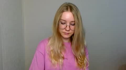 Abby Lovense is active online show from 28, 11, 2025