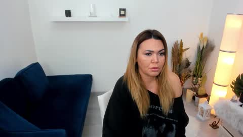 Snapshot of aileen_stone chatting on 5, 1, 2025 Aileen online show from 5, 1, 2025