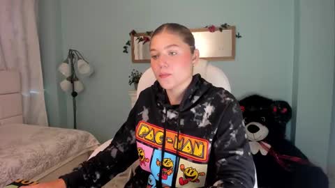 Snapshot of alaia_greyy chatting on 4, 12, 2024 Alaia online show from 4, 12, 2024
