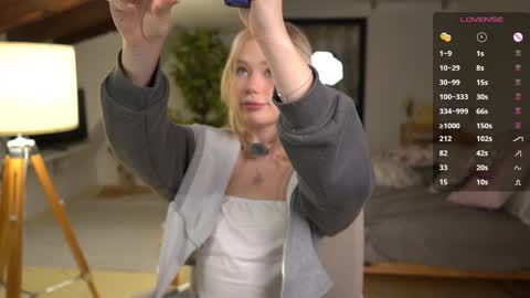 Snapshot of aleksalore chatting on 1, 12, 2025 Lexi online show from 1, 12, 2025