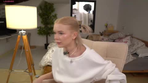 Snapshot of aleksalore chatting on 5, 12, 2025 Lexi online show from 5, 12, 2025