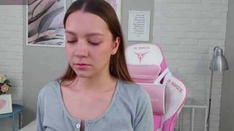 Snapshot of alice_charmy chatting on 1, 3, 2025 Alice in Wonderland online show from 1, 3, 2025