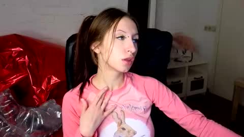 alicewallflower online show from 14, 2, 2026