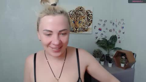 Snapshot of alinafrey_ chatting on 4, 2, 2026 Alina online show from 4, 2, 2026