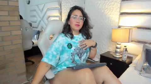 Snapshot of alissbluumm chatting on 9, 7, 2026 alissbluumm online show from 9, 7, 2026