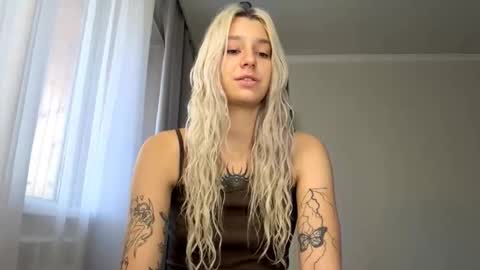 Snapshot of almetazorc chatting on 23, 9, 2025 Arina online show from 23, 9, 2025