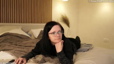 Snapshot of alucidreaming chatting on 5, 10, 2025 Lucid Dreaming online show from 5, 10, 2025