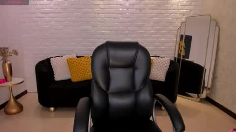 Snapshot of alyssadean_ chatting on 8, 11, 2025 Aly online show from 8, 11, 2025