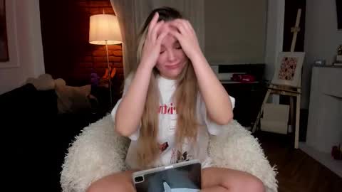 Snapshot of alyssmitsu chatting on 1, 12, 2025 Alice online show from 1, 12, 2025