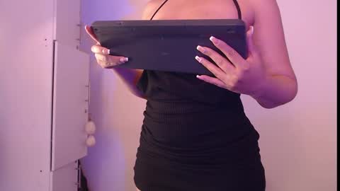 Ambar Jones online show from 24, 1, 2025