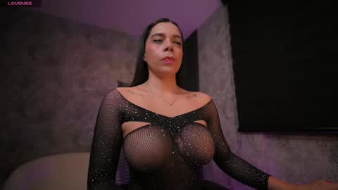 Snapshot of amywalker_ chatting on 19, 11, 2025 AMY WALKER online show from 19, 11, 2025