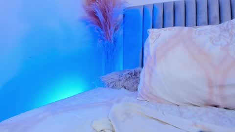 Andra Cyrus online show from 8, 1, 2025