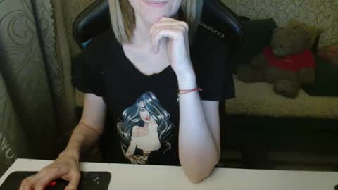 Snapshot of angelcute32 chatting on 16, 10, 2025 AngelCute32 online show from 16, 10, 2025