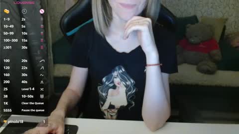 Snapshot of angelcute32 chatting on 17, 10, 2025 AngelCute32 online show from 17, 10, 2025