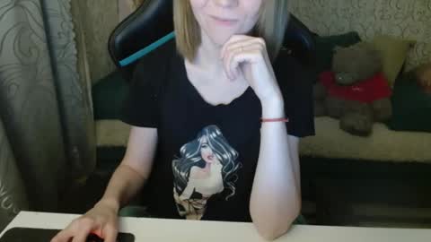 Snapshot of angelcute32 chatting on 18, 10, 2025 AngelCute32 online show from 18, 10, 2025