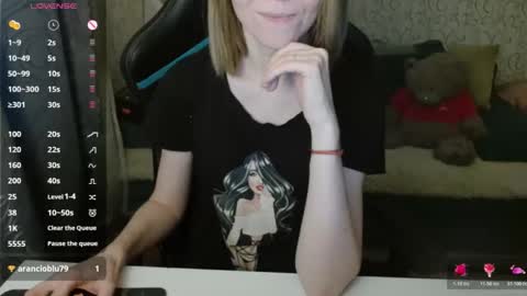 Snapshot of angelcute32 chatting on 19, 10, 2025 AngelCute32 online show from 19, 10, 2025