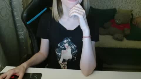 Snapshot of angelcute32 chatting on 19, 11, 2025 AngelCute32 online show from 19, 11, 2025