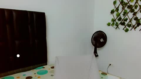 Snapshot of angie_arias chatting on 5, 3, 2025 Angie online show from 5, 3, 2025