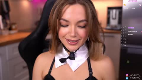 Im Anita thumb up me please its important online show from 18, 12, 2025