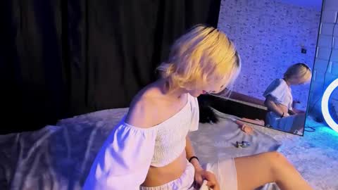 Snapshot of anjella_botton chatting on 12, 10, 2025 Angel online show from 12, 10, 2025