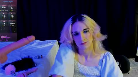 Snapshot of anjella_botton chatting on 5, 11, 2025 Angel online show from 5, 11, 2025