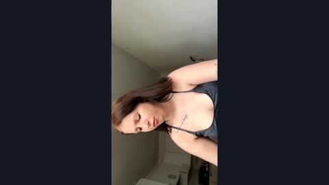 Snapshot of annellemonnier chatting on 14, 4, 2026 kira online show from 14, 4, 2026