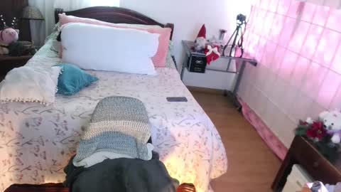 Snapshot of annie_swan_18 chatting on 19, 12, 2024 LAURA - A n n i e S w a n online show from 19, 12, 2024