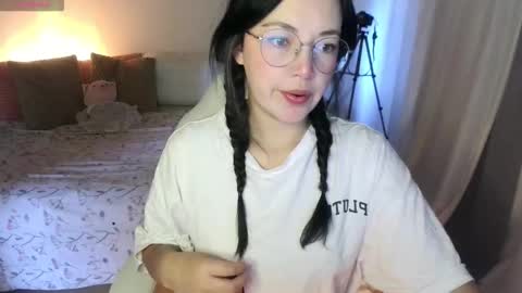Snapshot of annie_swan_18 chatting on 5, 10, 2025 LAURA - A n n i e S w a n online show from 5, 10, 2025
