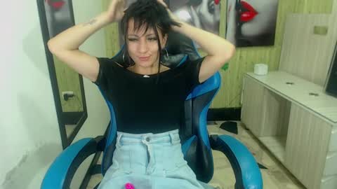 Anniee online show from 1, 3, 2025