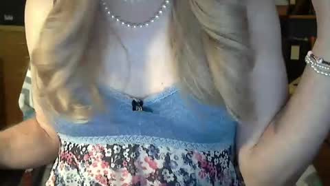 Snapshot of anniegurl chatting on 2, 11, 2025 anniegurl online show from 2, 11, 2025
