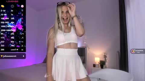 Snapshot of anny_johnson_ chatting on 8, 9, 2025 Anny online show from 8, 9, 2025