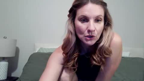 Snapshot of ansleypage chatting on 19, 4, 2026 heyitsansley online show from 19, 4, 2026