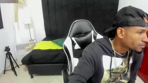 Snapshot of anthoy_wayans chatting on 17, 12, 2025 online show from 17, 12, 2025