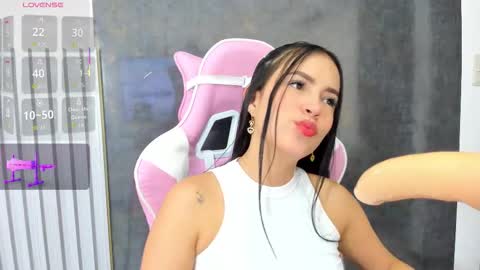 Snapshot of antonella_guzman_ chatting on 14, 12, 2025 Antonella online show from 14, 12, 2025