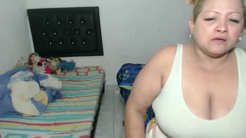 Snapshot of antonella_y_tayrone chatting on 26, 4, 2026 antonella_y_tayrone online show from 26, 4, 2026