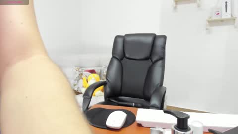 Snapshot of aprildubois_ chatting on 5, 12, 2024 April online show from 5, 12, 2024