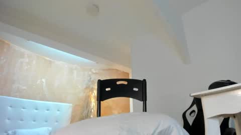 aprill_fox online show from 2, 2, 2025