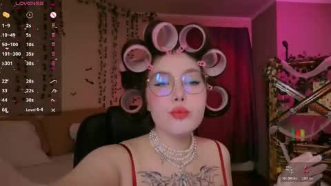 Snapshot of arizonaa_muse chatting on 28, 10, 2025 Astrid online show from 28, 10, 2025