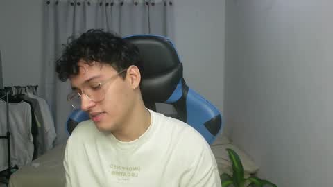Snapshot of aron_444 chatting on 1, 2, 2025 online show from 1, 2, 2025