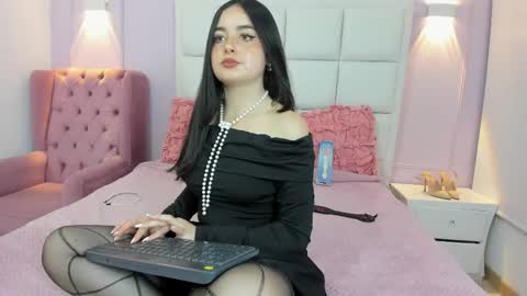 Snapshot of ashley_petit chatting on 10, 5, 2026 ashley_petit online show from 10, 5, 2026