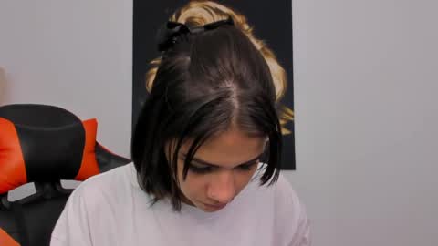 Snapshot of ashleytravis_ chatting on 20, 12, 2024 online show from 20, 12, 2024