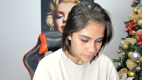 Snapshot of ashleytravis_ chatting on 24, 12, 2024 online show from 24, 12, 2024